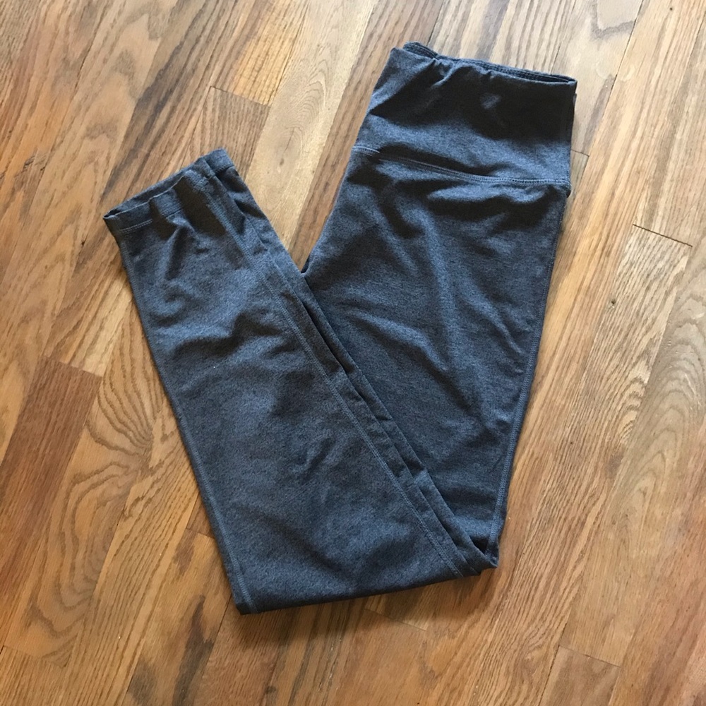 Women’s grey workout leggings.